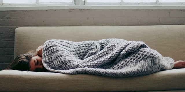 sofa y mantita dulce hogar casa piso frio lluvia nieve Donostia eica agencia inmobiliaria Donosti