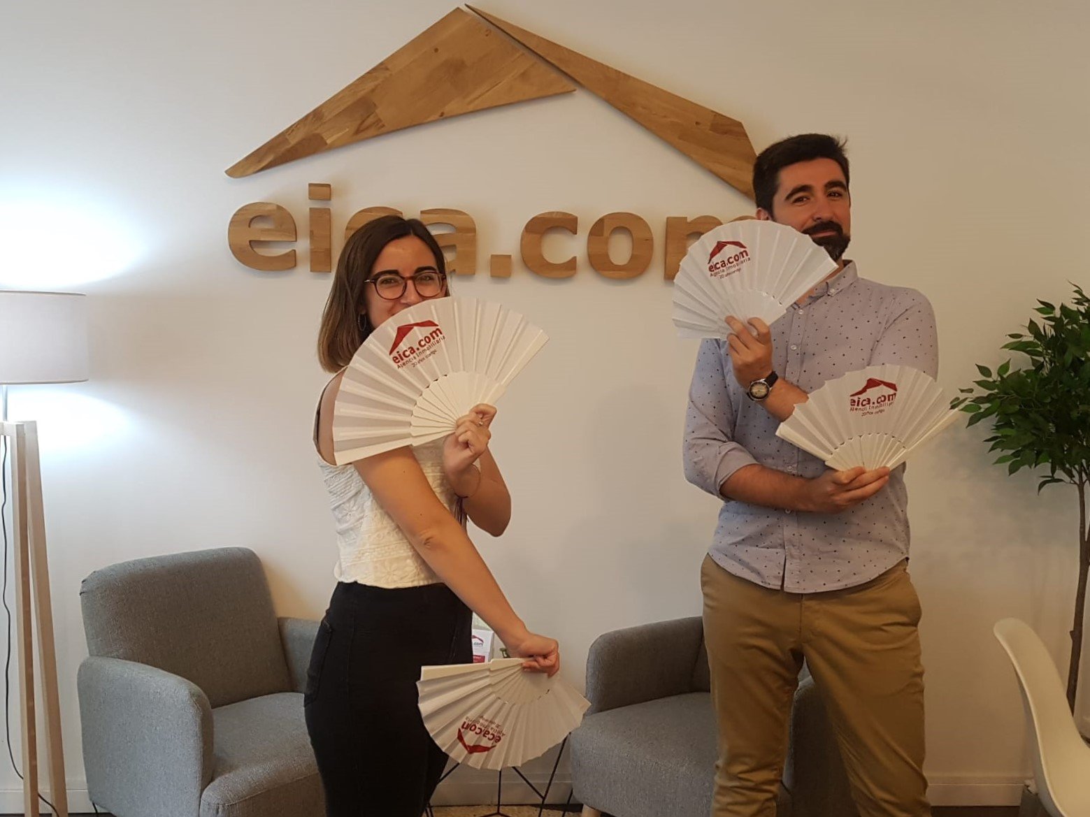 Concurso a la foto más divertida. Abanico Viajero eica. Equipo eica agencia inmobiliaria Donosti