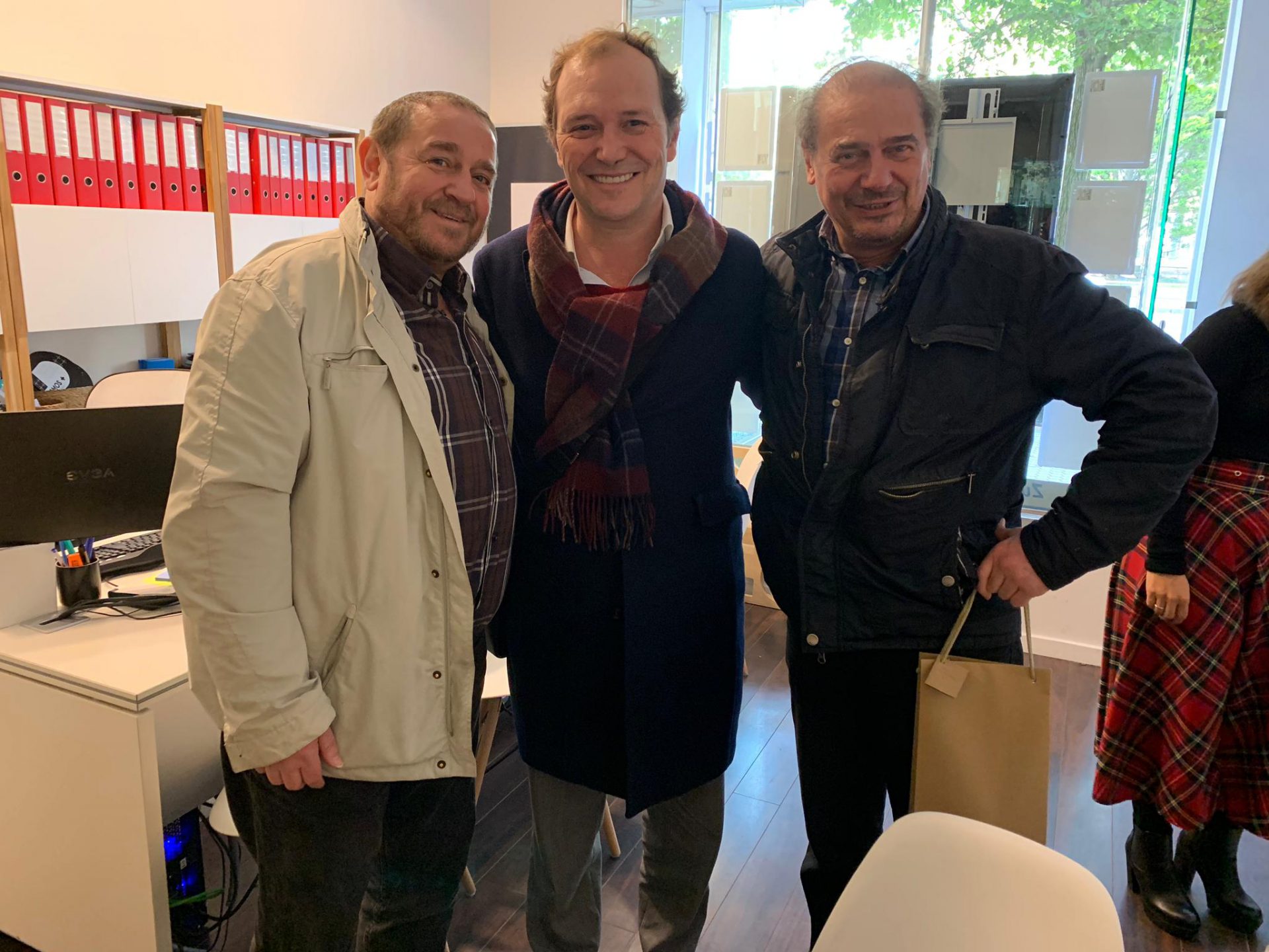 Clientes felices. Piso vendido en el centro de Donostia en una visita. eica agencia inmobiliaria Donosti