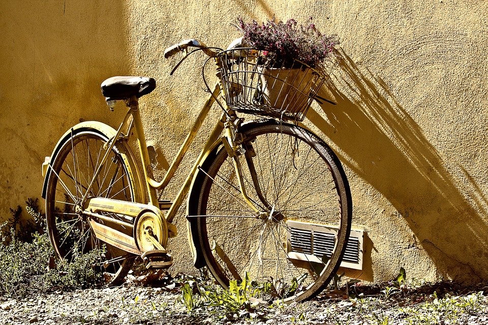 Portada. Decora tu hogar con ruedas de bici recicladas. Blog consejos decoración eica agencia inmobiliaria Donosti