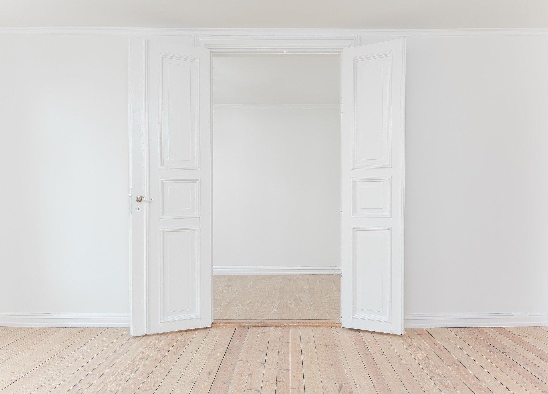 Portada. Cómo pintar las puertas de casa. reformas low cost. Consejos para tu hogar. Blog eica agencia inmobiliaria Donosti