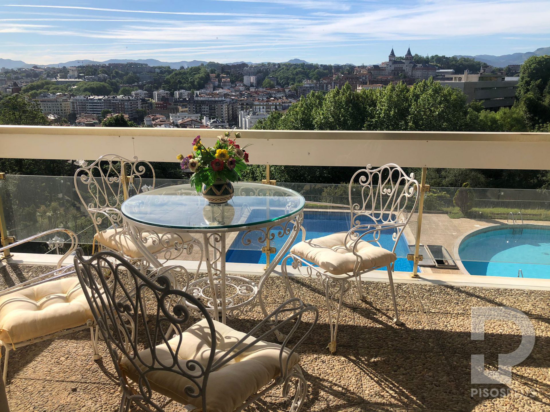 Se vende vivienda de lujo en urbanización privada con piscina y servicio de portería en zona del Antiguo, Donostia. eica agencia inmobiliaria Donosti
