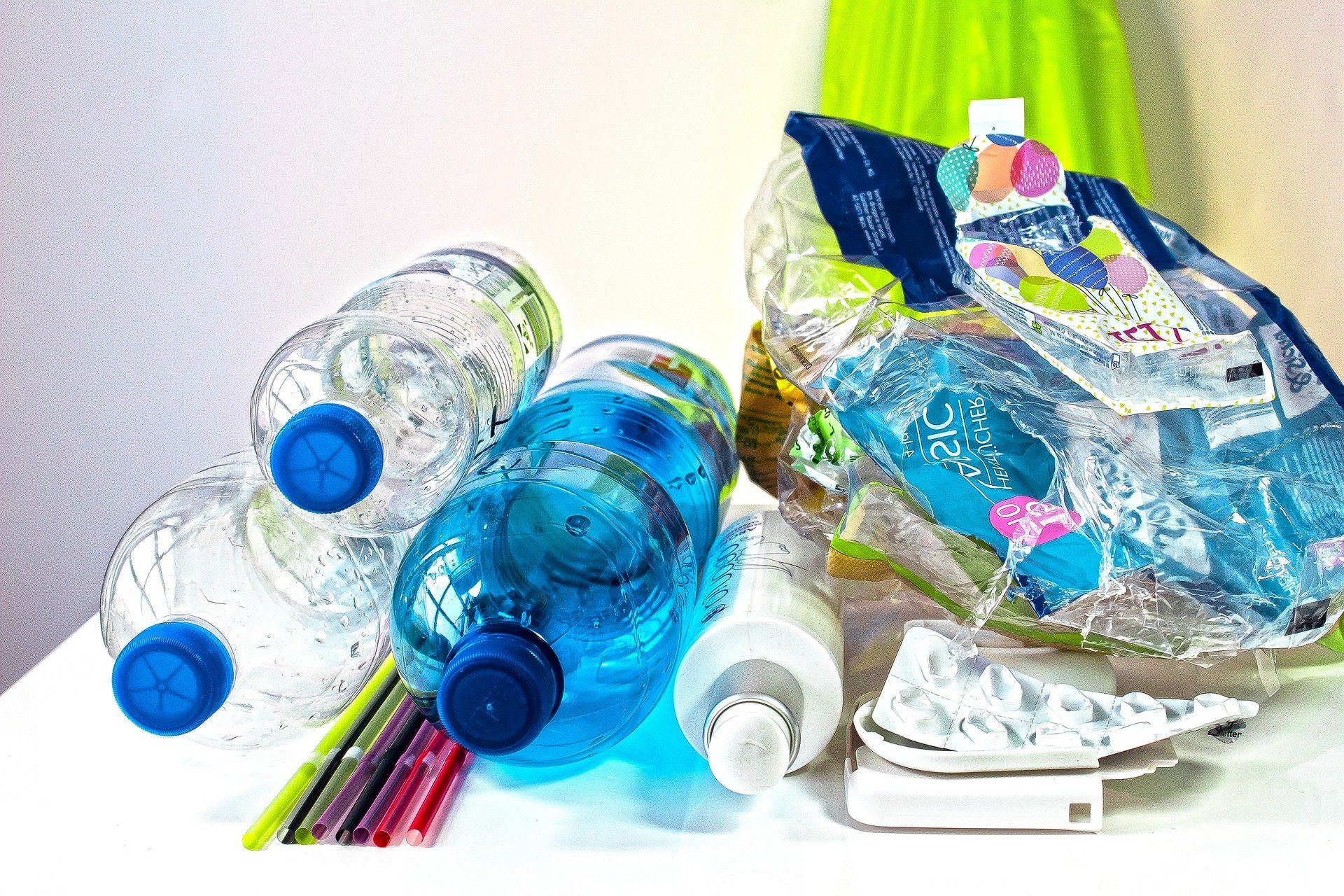 Portada. Cómo reducir en consumo de plástico en nuestro hogar. Consejos blog reciclaje y medio ambiente. eica agencia inmobiliaria Donosti